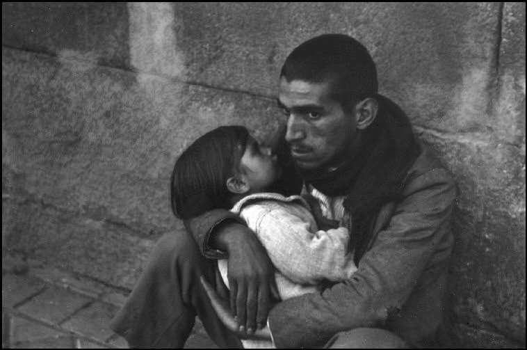 An unemployed man and his child, Madrid, 1933.