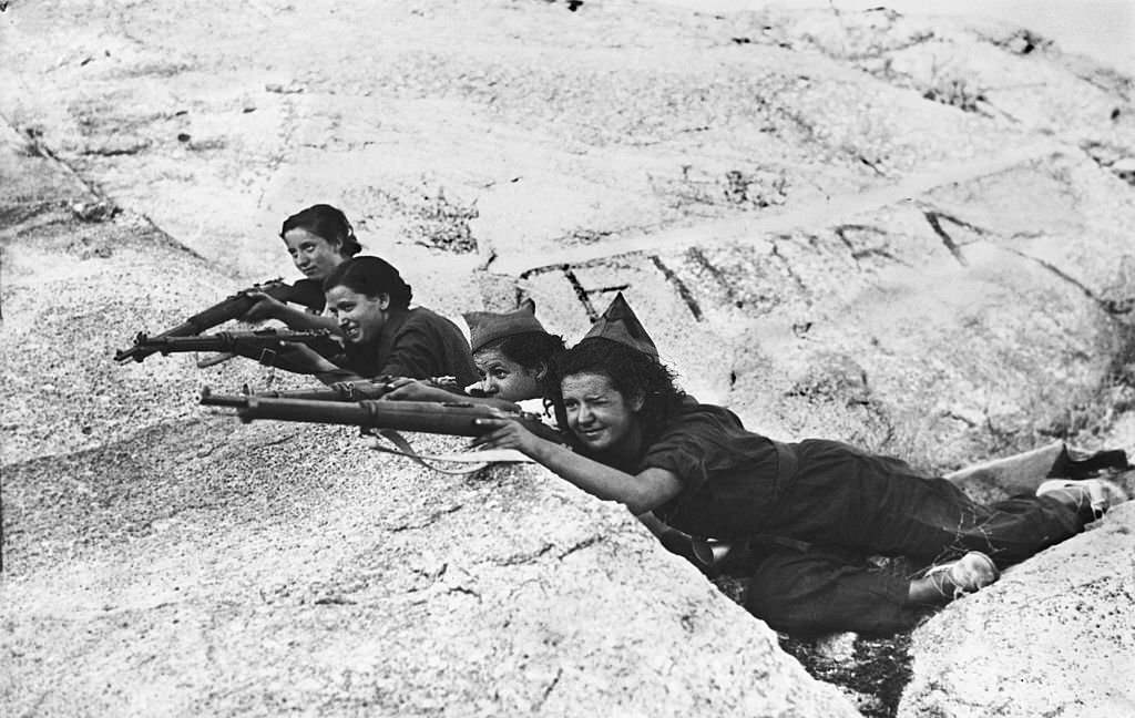 Young women of the governmental worker's women milicia fighting in order to resist against the rebels.