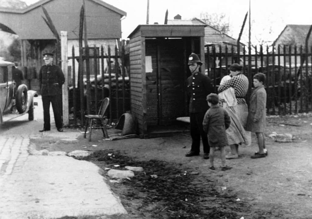 During the Spanish civil war, in Gibraltar, British sentries are guarding the only entry Spanish refugees can enter.