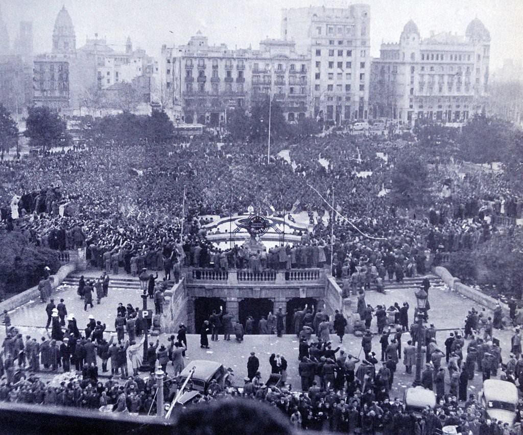 Nationalist supporters gather in Barcelona's Plaza de Cataluña, after the fall of the city in 1939, during the Spanish Civil War.