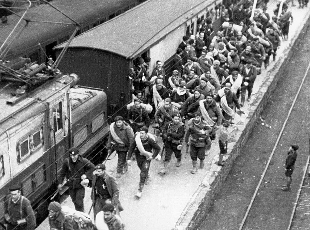 Republican Troops called in as Reinforcements to reconquer the Town.