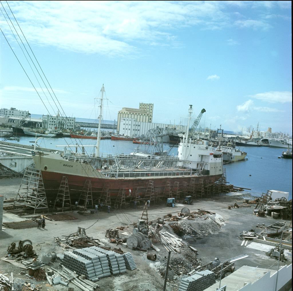 Repair work in the port of Tenerife,1970