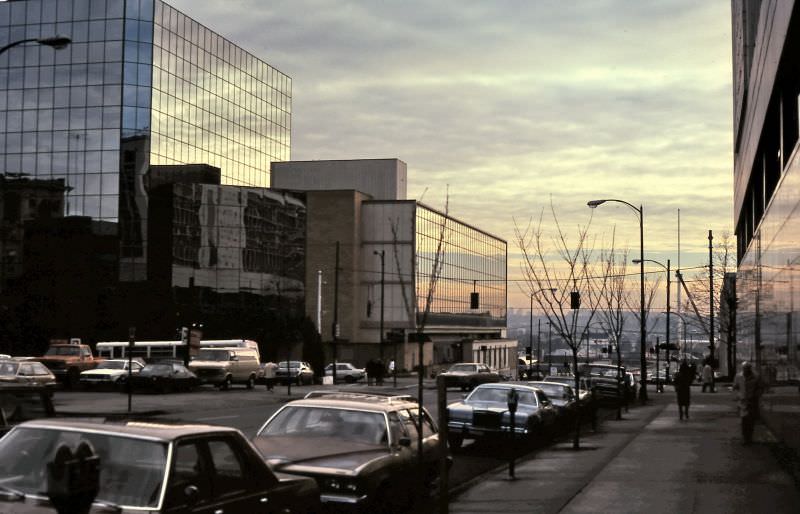 View east on Dunsmuir Street in downtown Vancouver, 1986