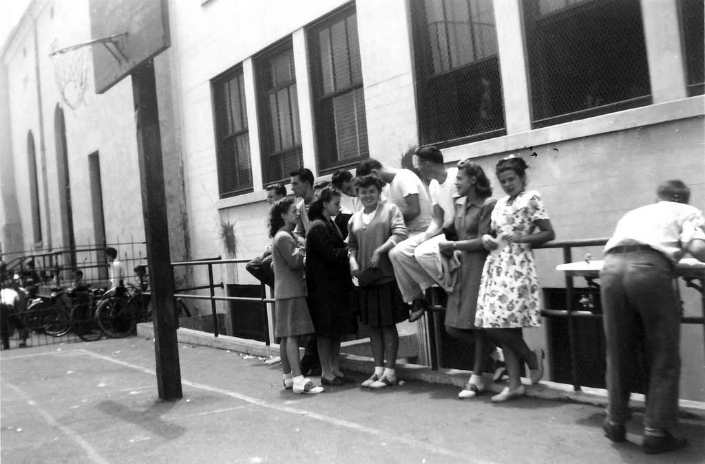 Women in Saddle Shoes: Fabulous Photos Showing the Simple Design of Iconic Footwear during their Peak Popularity