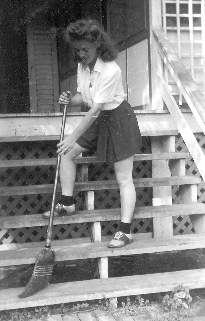 Women in Saddle Shoes: Fabulous Photos Showing the Simple Design of Iconic Footwear during their Peak Popularity