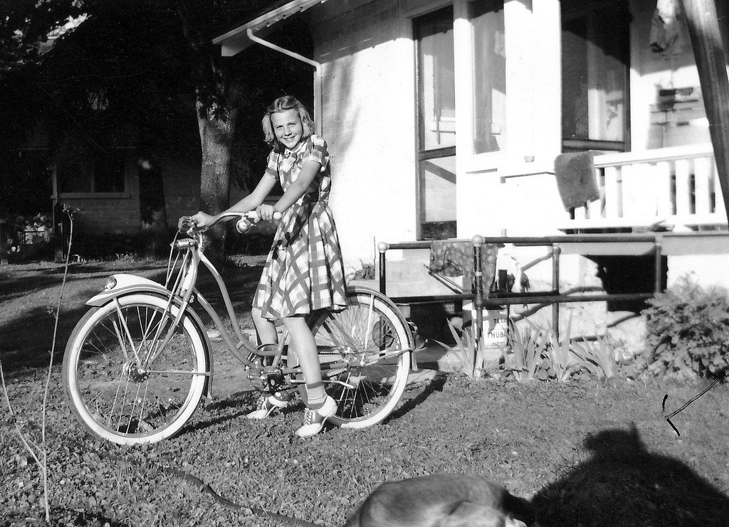 Women in Saddle Shoes: Fabulous Photos Showing the Simple Design of Iconic Footwear during their Peak Popularity