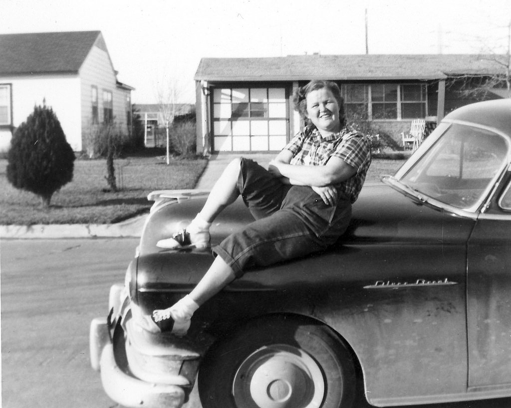 Women in Saddle Shoes: Fabulous Photos Showing the Simple Design of Iconic Footwear during their Peak Popularity