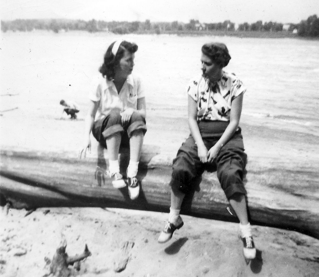 Women in Saddle Shoes: Fabulous Photos Showing the Simple Design of Iconic Footwear during their Peak Popularity