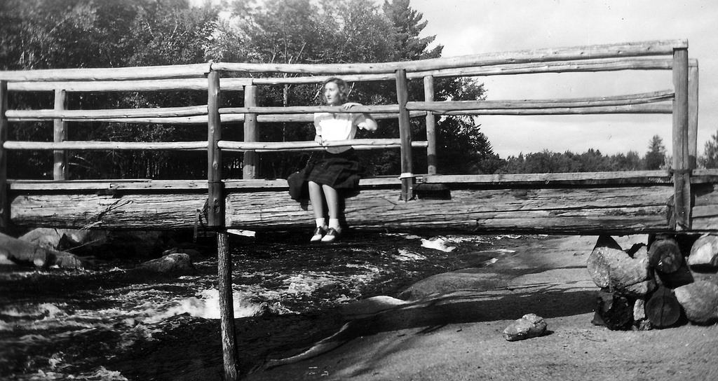 Women in Saddle Shoes: Fabulous Photos Showing the Simple Design of Iconic Footwear during their Peak Popularity