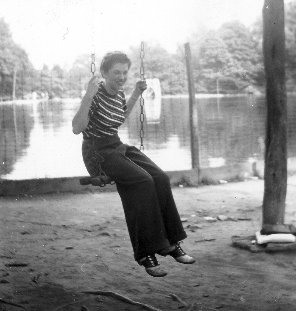 Women in Saddle Shoes: Fabulous Photos Showing the Simple Design of Iconic Footwear during their Peak Popularity