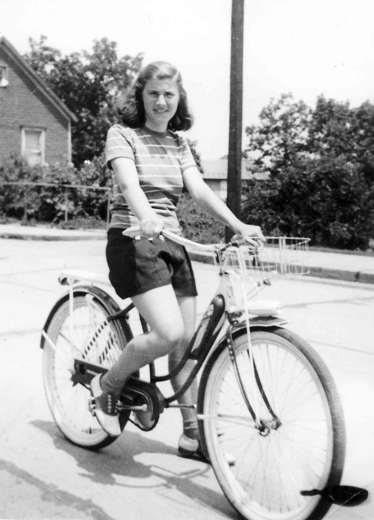 Women in Saddle Shoes: Fabulous Photos Showing the Simple Design of Iconic Footwear during their Peak Popularity