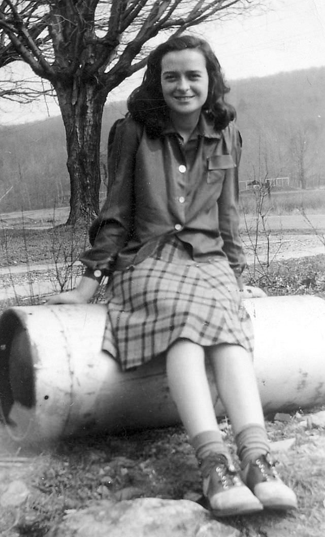 Women in Saddle Shoes: Fabulous Photos Showing the Simple Design of Iconic Footwear during their Peak Popularity