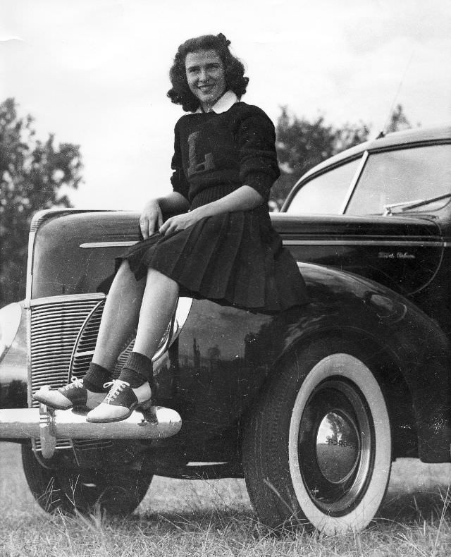 Women in Saddle Shoes: Fabulous Photos Showing the Simple Design of Iconic Footwear during their Peak Popularity