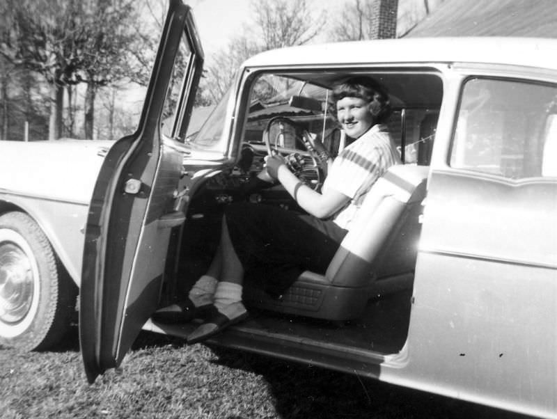 Women in Saddle Shoes: Fabulous Photos Showing the Simple Design of Iconic Footwear during their Peak Popularity