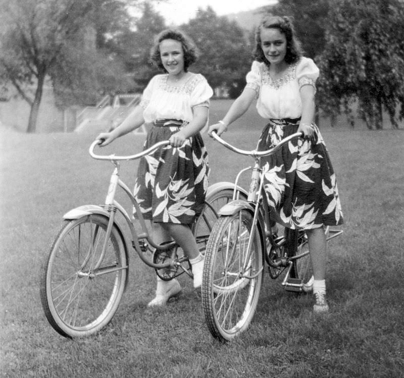 Women in Saddle Shoes: Fabulous Photos Showing the Simple Design of Iconic Footwear during their Peak Popularity