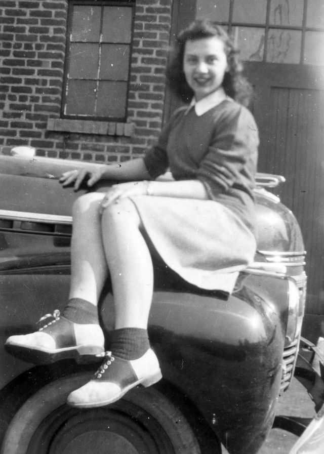 Women in Saddle Shoes: Fabulous Photos Showing the Simple Design of Iconic Footwear during their Peak Popularity