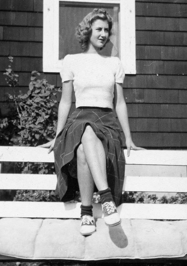 Women in Saddle Shoes: Fabulous Photos Showing the Simple Design of Iconic Footwear during their Peak Popularity