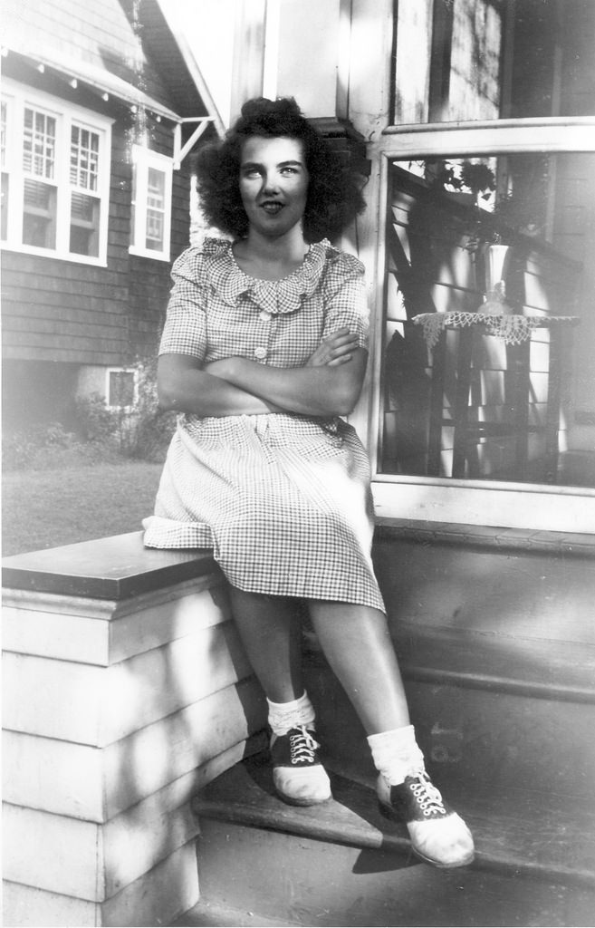 Women in Saddle Shoes: Fabulous Photos Showing the Simple Design of Iconic Footwear during their Peak Popularity