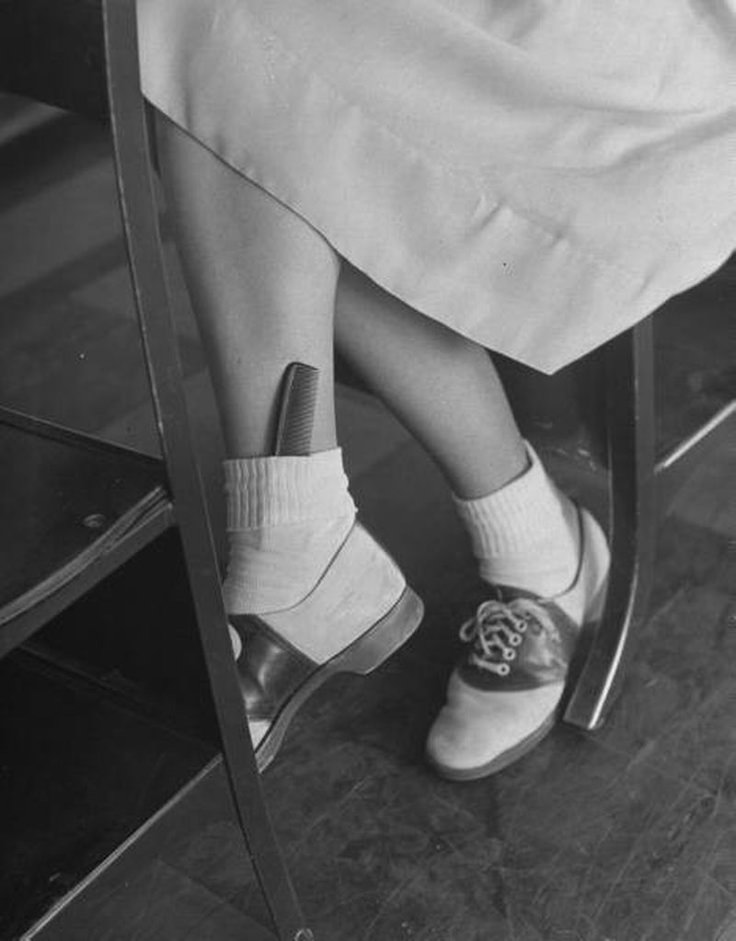 Women in Saddle Shoes: Fabulous Photos Showing the Simple Design of Iconic Footwear during their Peak Popularity