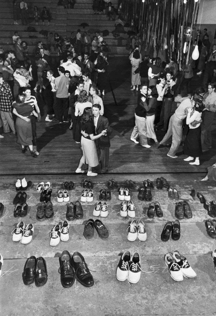 Women in Saddle Shoes: Fabulous Photos Showing the Simple Design of Iconic Footwear during their Peak Popularity