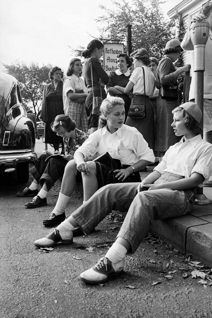 Women in Saddle Shoes: Fabulous Photos Showing the Simple Design of Iconic Footwear during their Peak Popularity