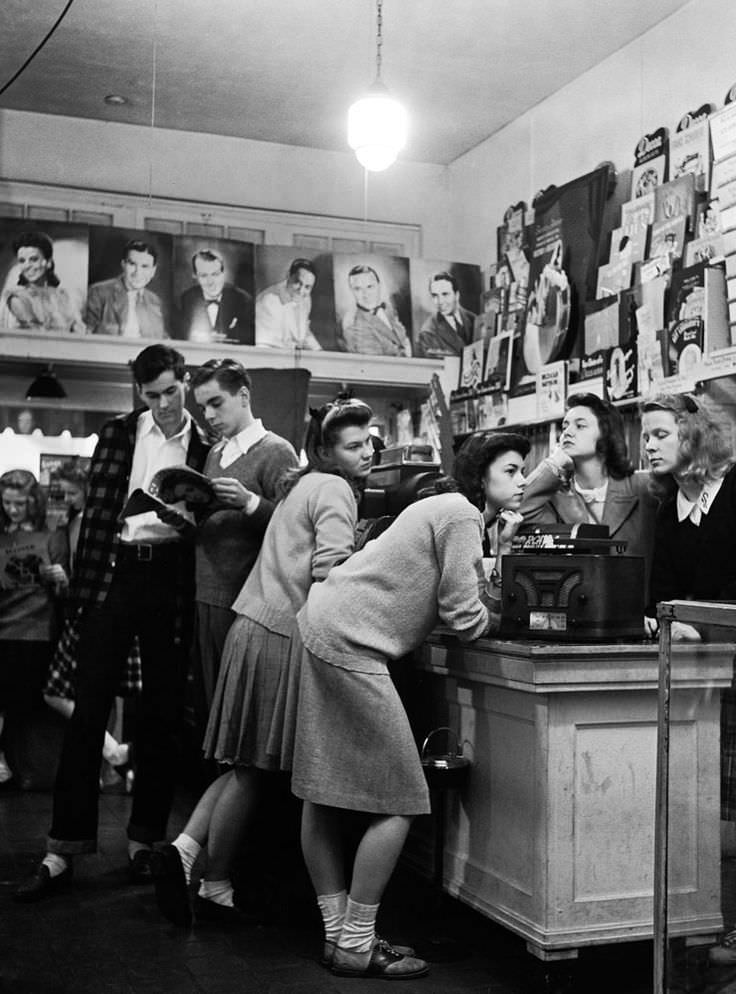 Women in Saddle Shoes: Fabulous Photos Showing the Simple Design of Iconic Footwear during their Peak Popularity