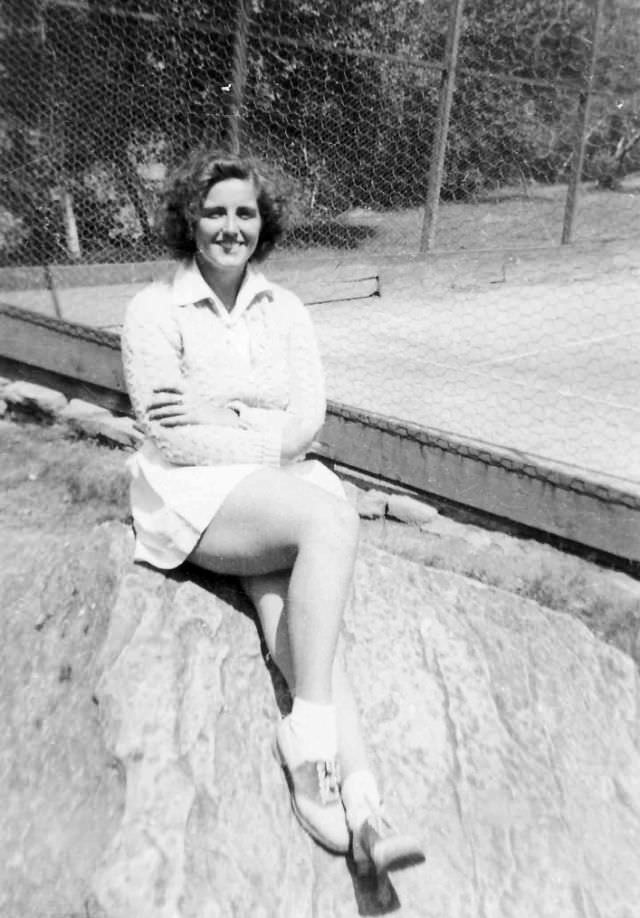 Women in Saddle Shoes: Fabulous Photos Showing the Simple Design of Iconic Footwear during their Peak Popularity