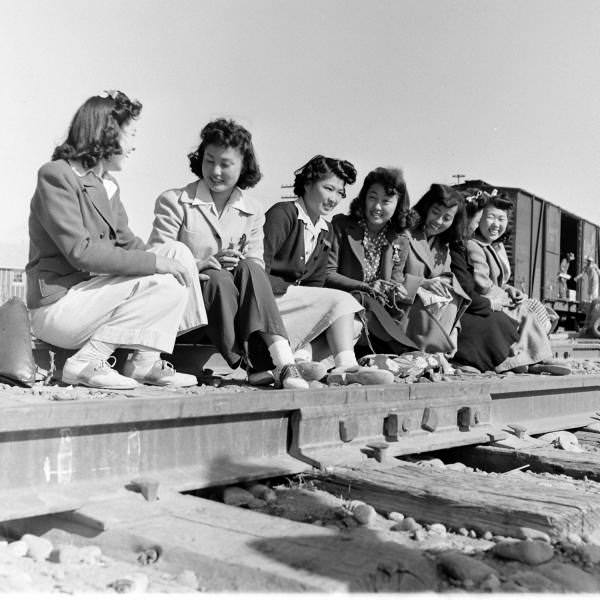 Women in Saddle Shoes: Fabulous Photos Showing the Simple Design of Iconic Footwear during their Peak Popularity