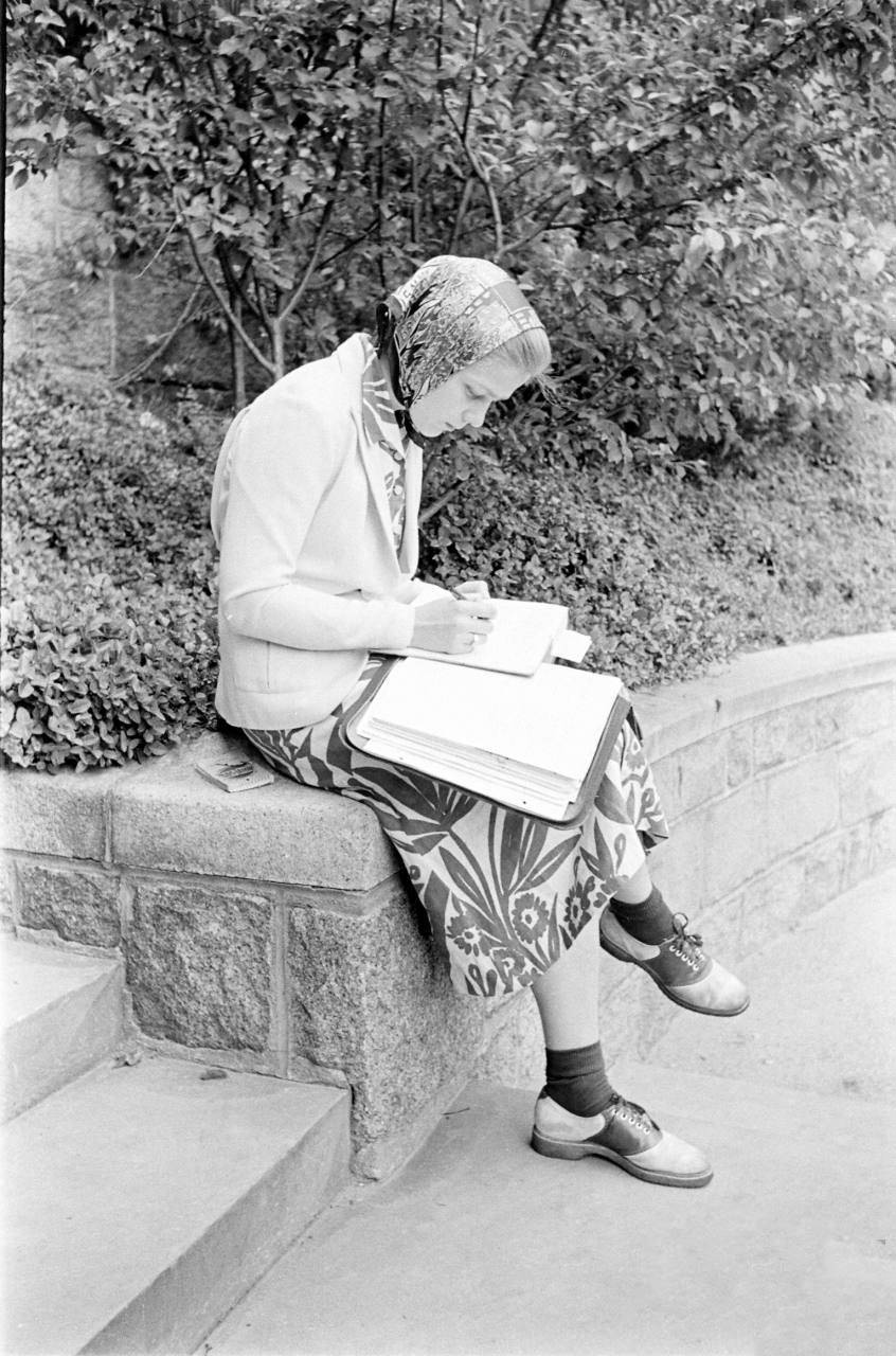 Women in Saddle Shoes: Fabulous Photos Showing the Simple Design of Iconic Footwear during their Peak Popularity