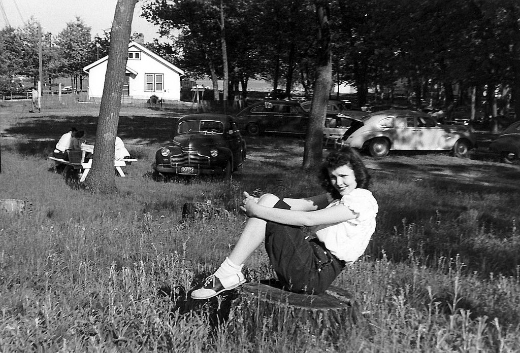 Women in Saddle Shoes: Fabulous Photos Showing the Simple Design of Iconic Footwear during their Peak Popularity