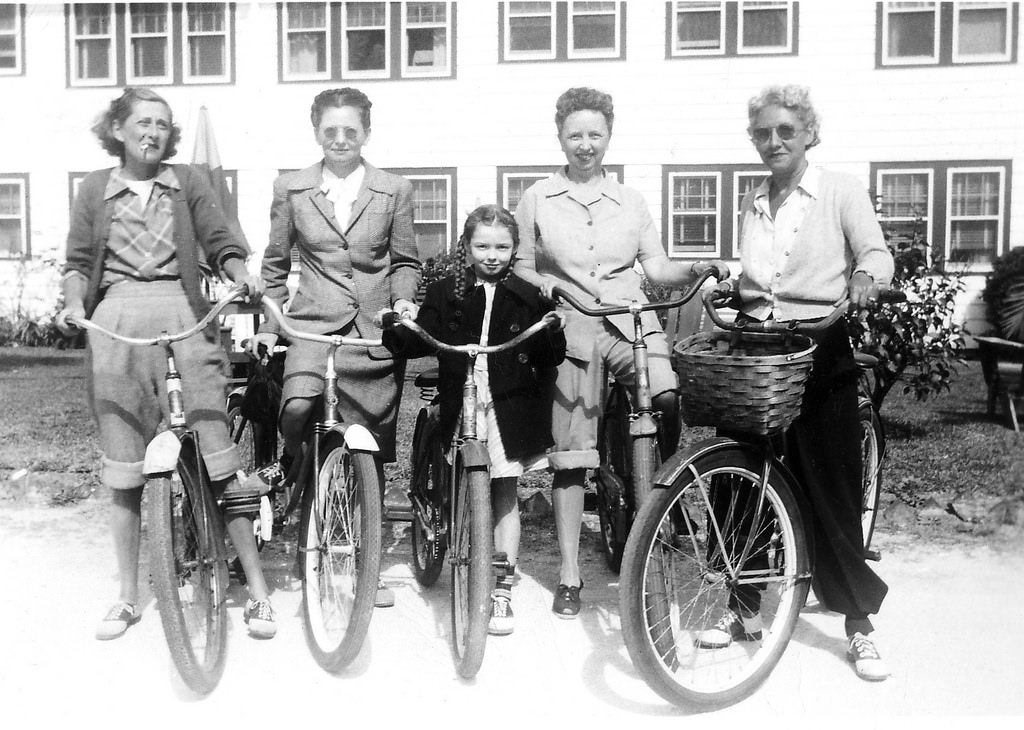 Women in Saddle Shoes: Fabulous Photos Showing the Simple Design of Iconic Footwear during their Peak Popularity