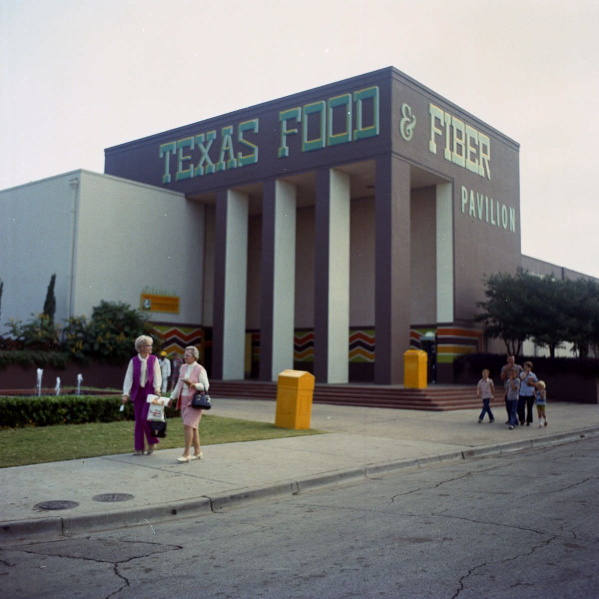 Stunning Photos from the 1972 Texas State Fair Hosted by Pecan Nuts