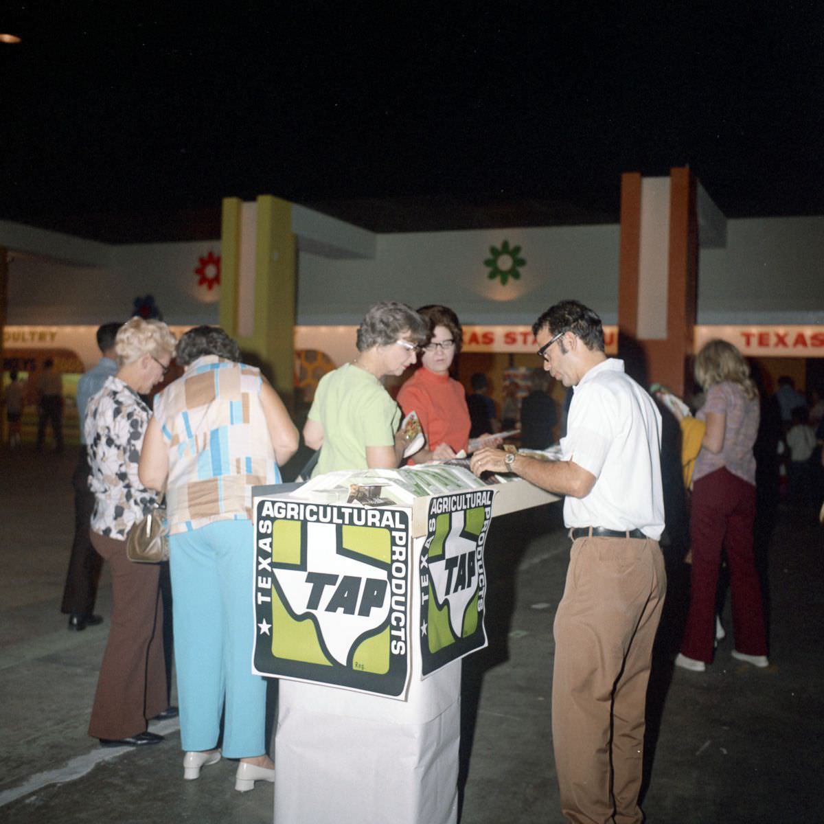 Stunning Photos from the 1972 Texas State Fair Hosted by Pecan Nuts