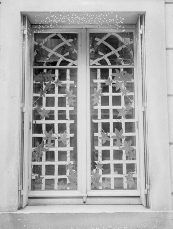 During World War I, Shops in Paris Built Styling Anti-Bombing Windows