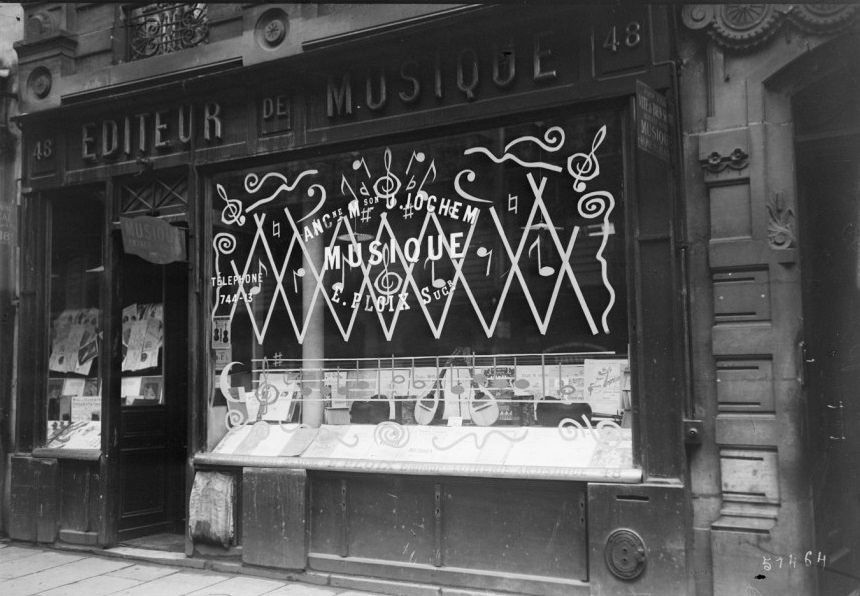 During World War I, Shops in Paris Built Styling Anti-Bombing Windows