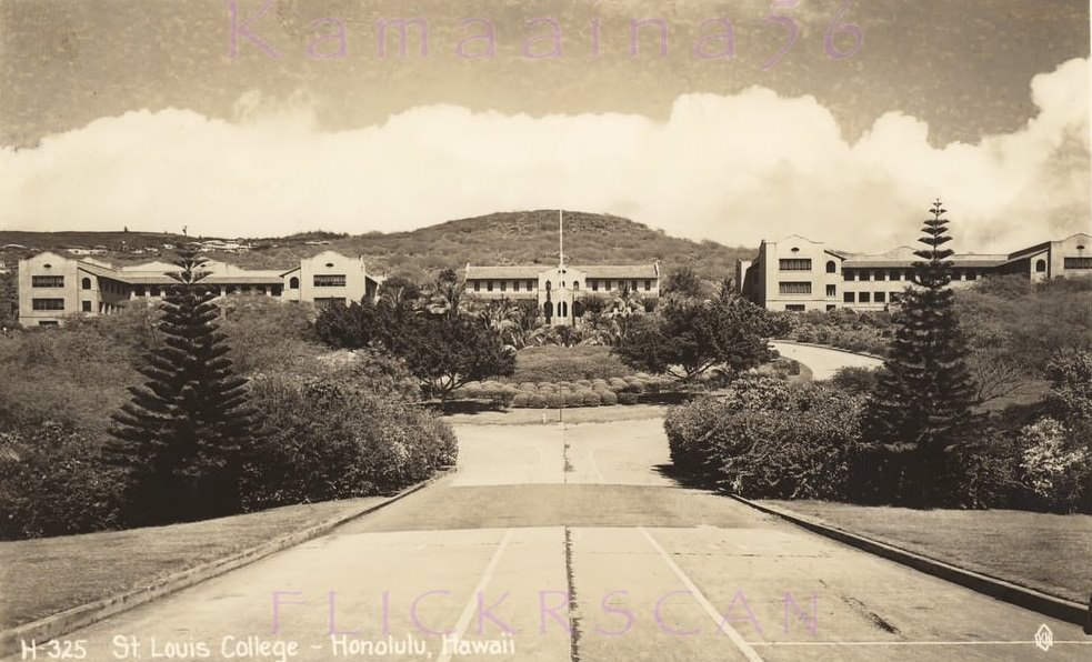 The campus of St. Louis College above Honolulu’s Kaimuki neighborhood seen from the school’s entrance on Waialae Avenue at 3rd Avenue, 1940s.