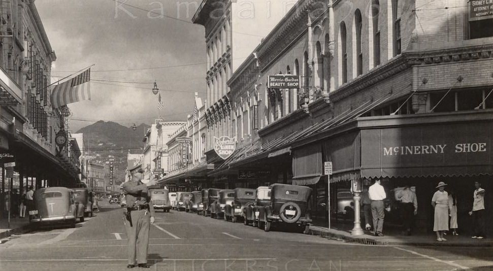 Downtown Honolulu’s commercial Fort Street seen from the corner of South King Street, 1937