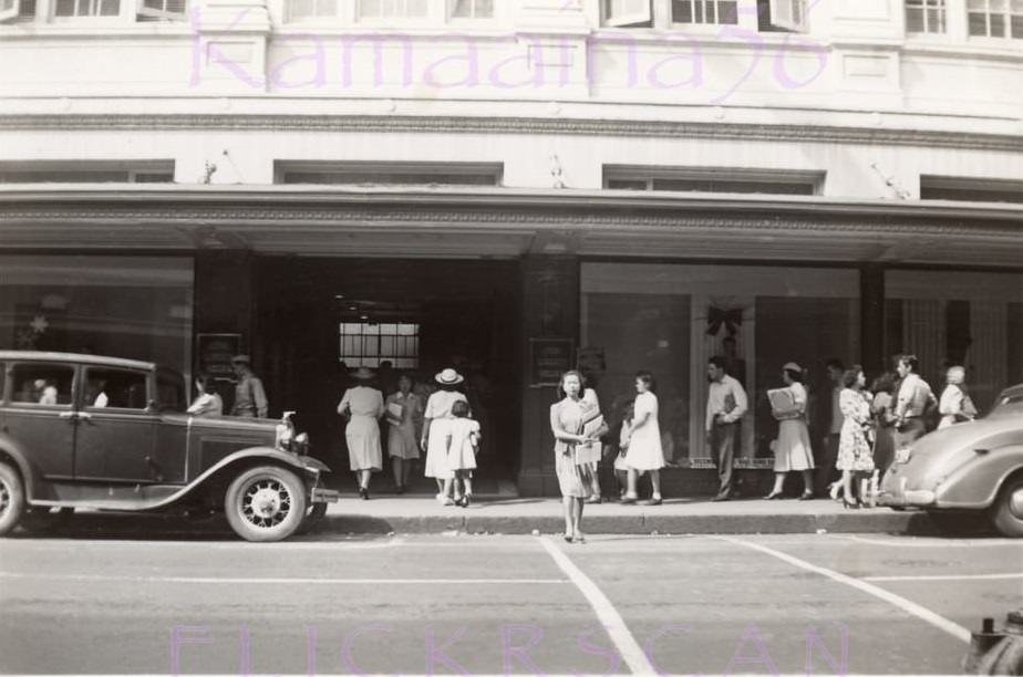 Entrance to The Liberty House department store on Fort Street at the mauka corner of South King Street in Honolulu, 1942