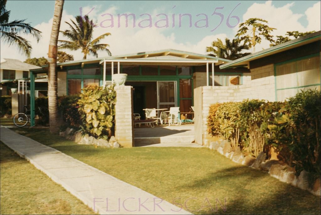 Cottage hotel on Kaalawai Beach next to Black Point, East Oahu, behind Diamond Head, 1972
