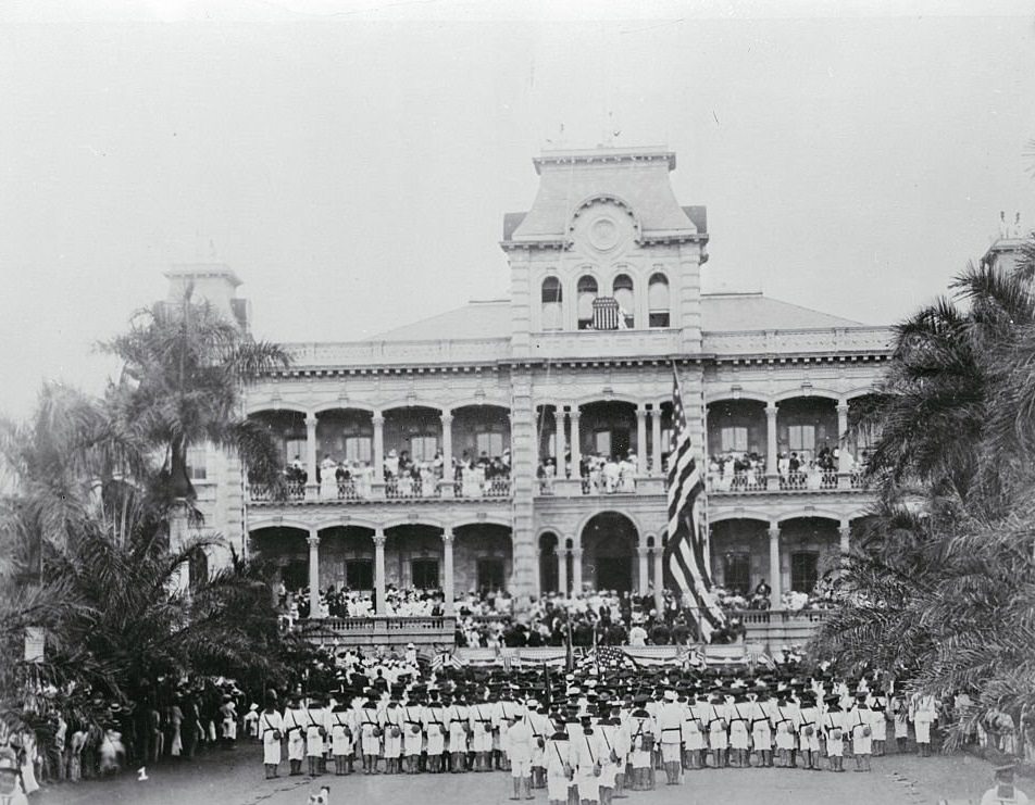 Islani Palace. Honolulu, Hawaii: Raising the U.S. Flag for the first time former residence of Hawaii's kings.