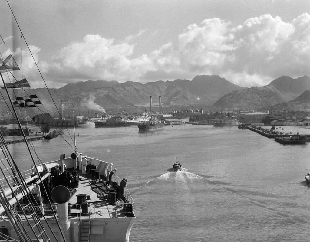 Ship entering in Honolulu Harbor, 1940s.