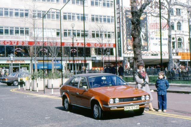 Fabulous Vintage Photos of London in 1977 and 1978 by Przemek Vonau