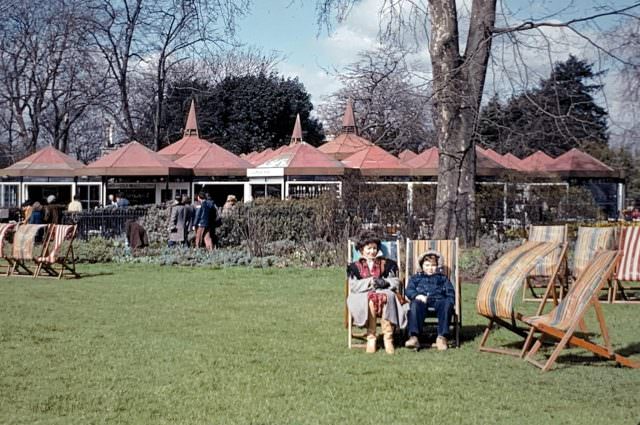 Fabulous Vintage Photos of London in 1977 and 1978 by Przemek Vonau