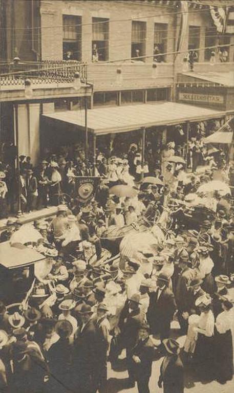 Confederate memorial parade in downtown Mobile, 1902