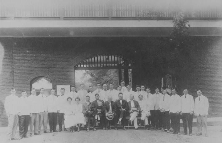 Doctors and staff in front of the main entrance to the Mount Vernon Hospital in Mobile County, 1902