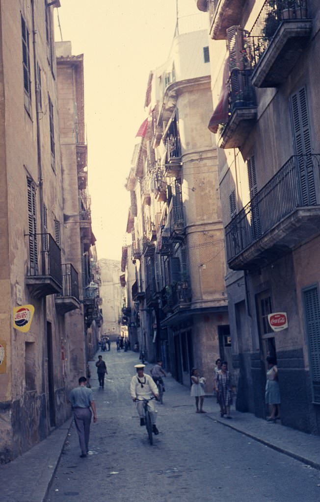 Strasse in der Altstadt, Matrose auf dem fahrrad, 1962