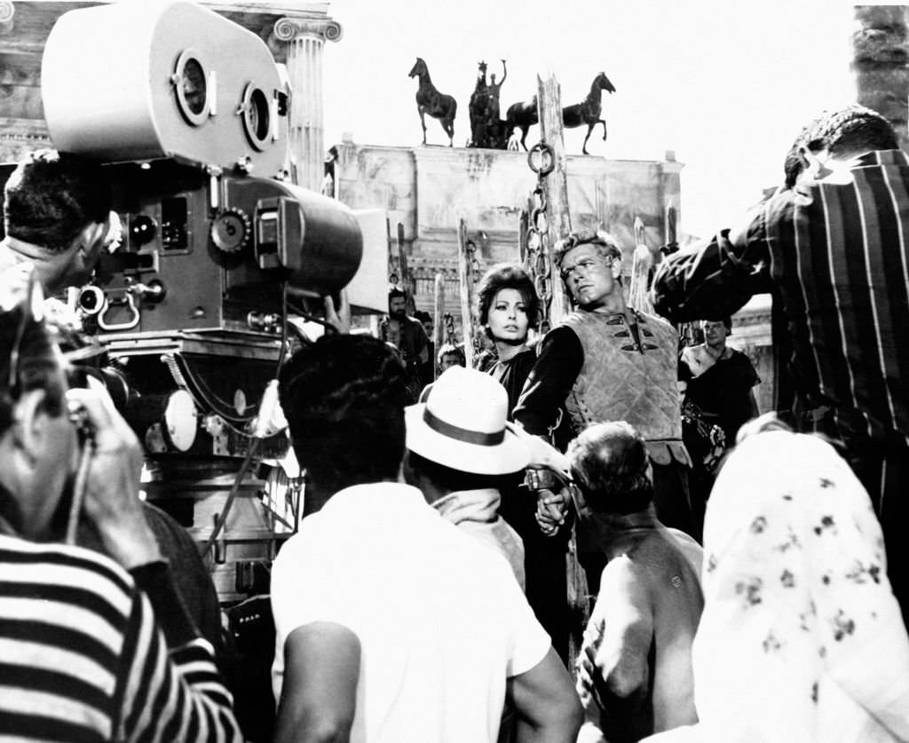 Tournage du film 'La Chute de l'Empire Romain', ici, Sophia Loren and Stephen Boyd chained to a pillier, in Madrid, Spain, in 1963.