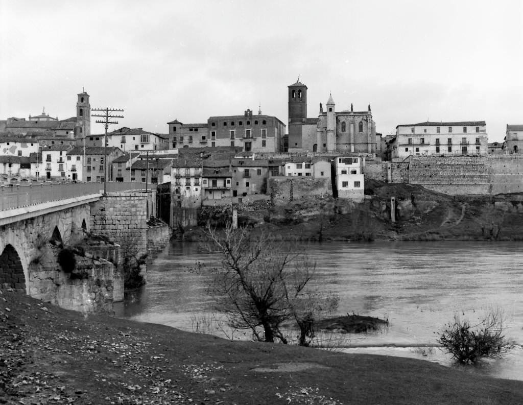 The Ebro river as it passes through Tordesillas, Valladolid, Castilla y Laón, Spain, 1963.