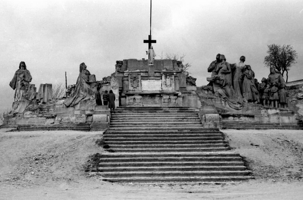 he Cerro de los Ángeles is a witness hill located in the municipality of Getafe, about 10 km south of Madrid, 1963