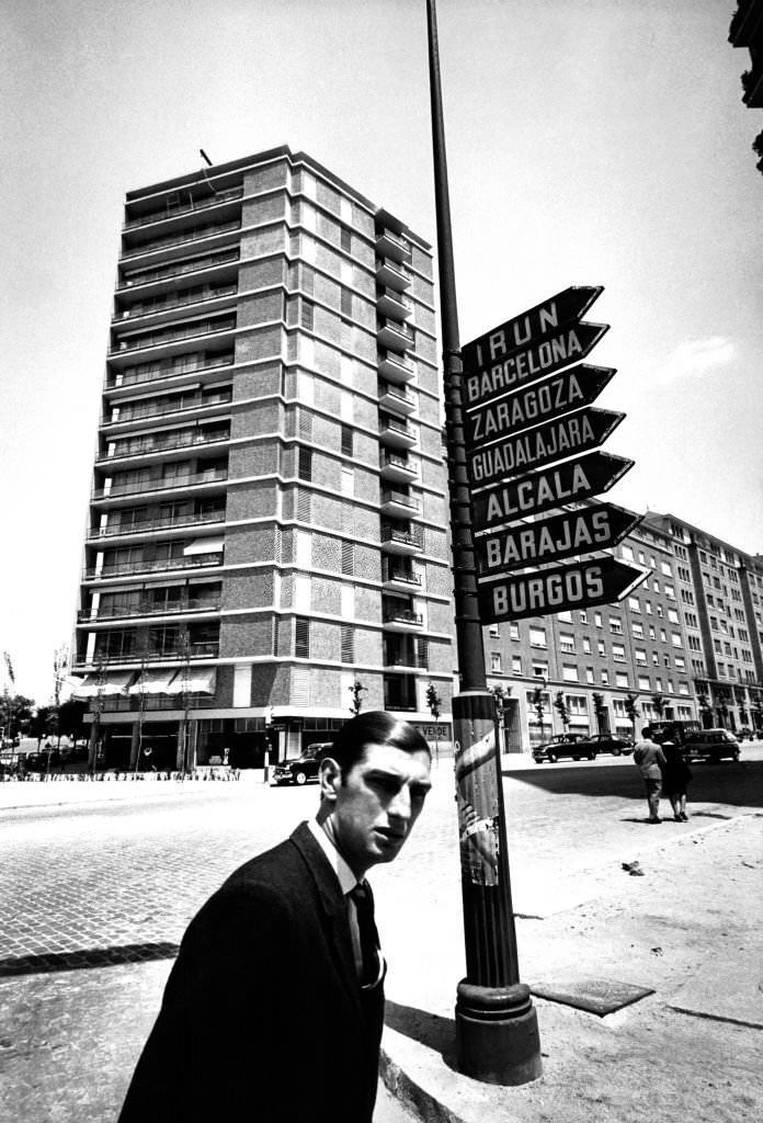 Panneaux de directions dans une rue en Espagne, in April 1963.